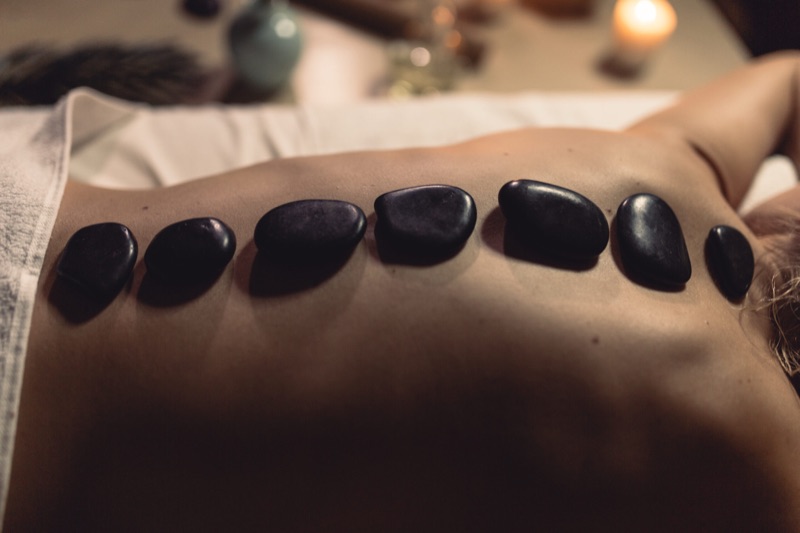 Massaggio hot stone al Centro Olistico di Brandolini Sport