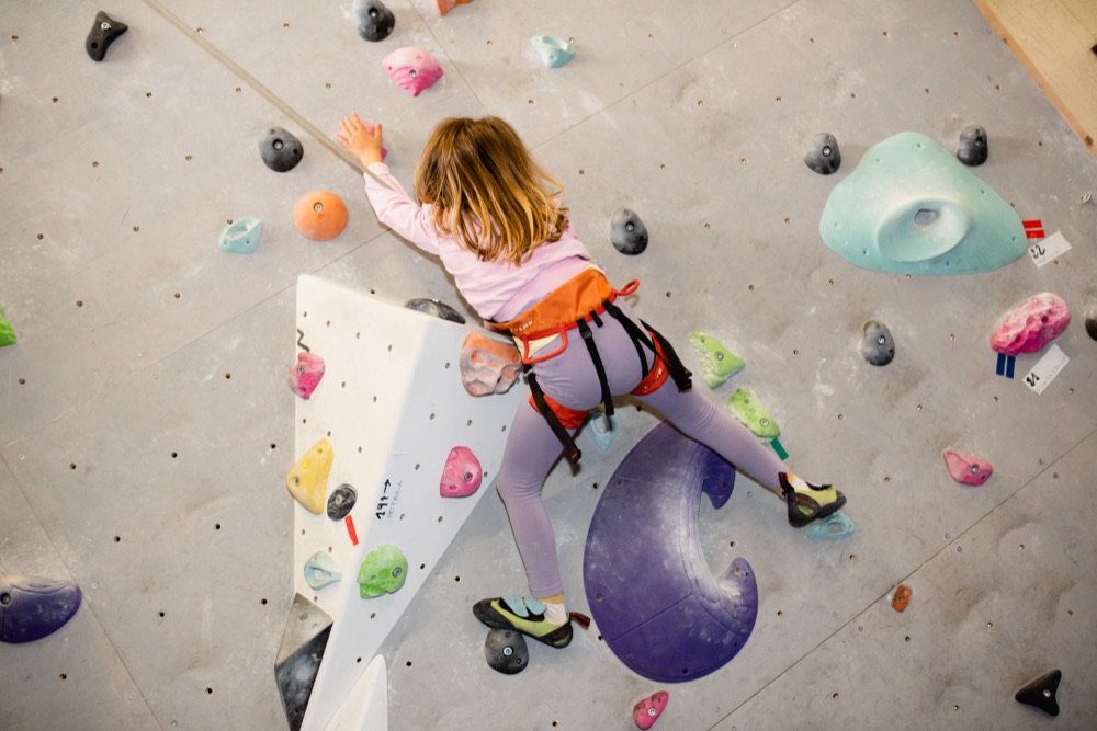 Arrampicata sulla parete boulder di Brandolini Sport