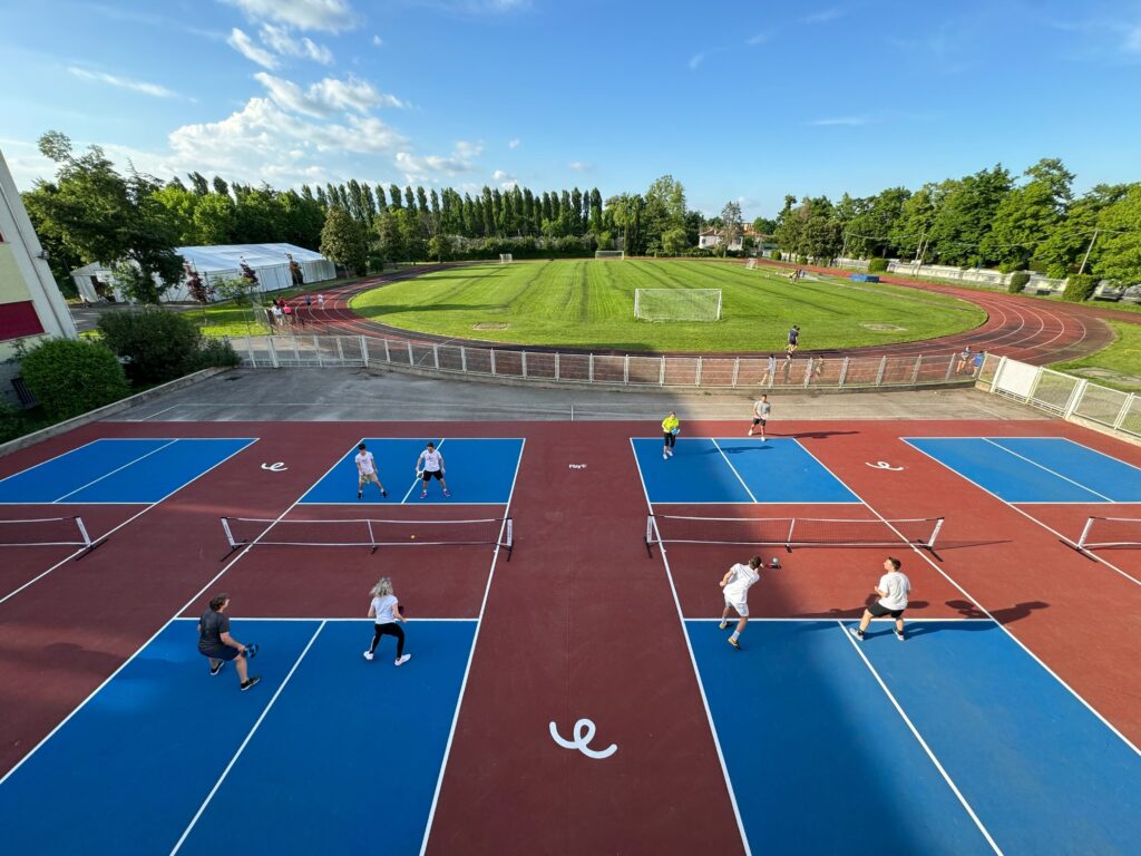 Giocatori di pickleball in campo