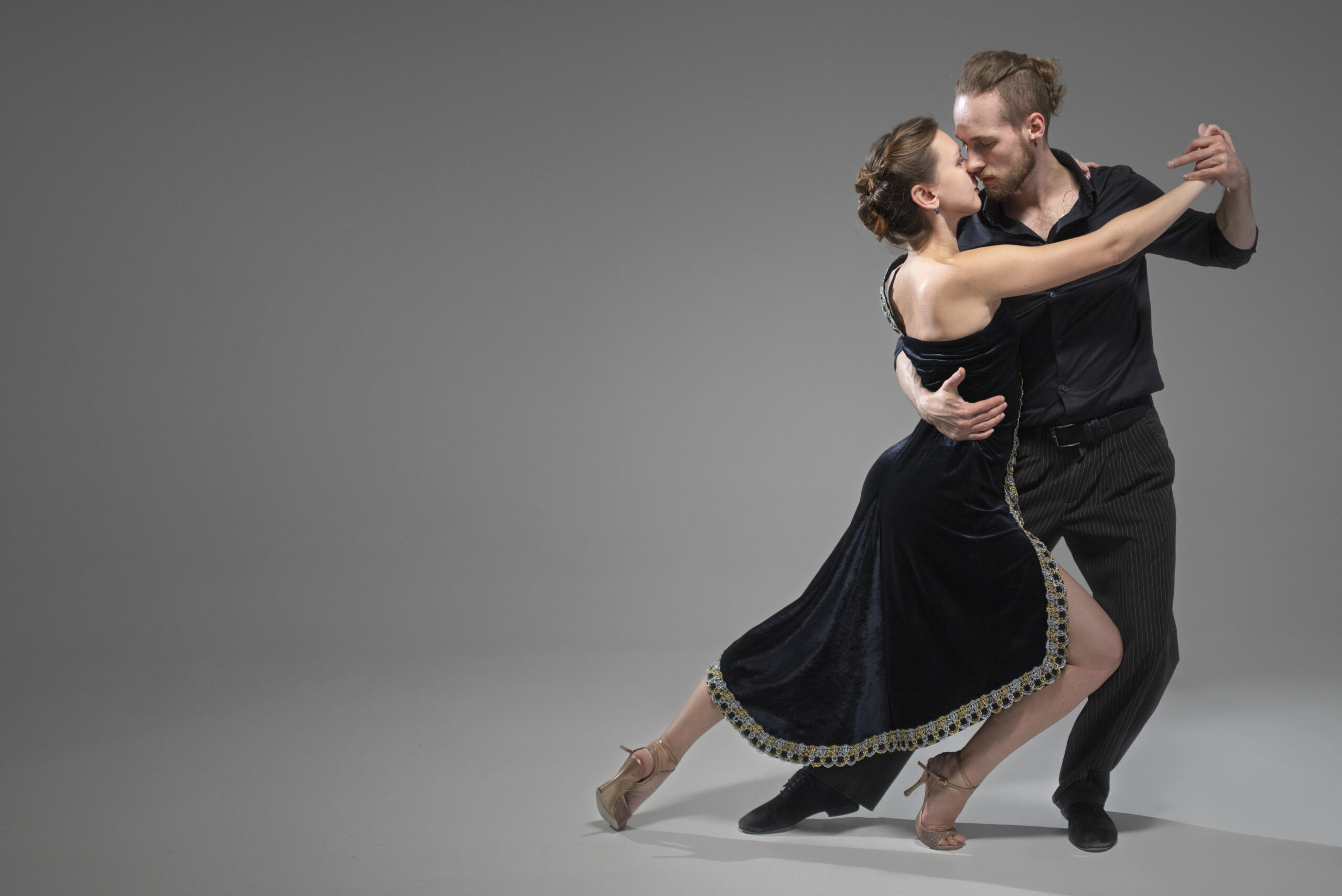 Coppia che balla in uno studio di danza